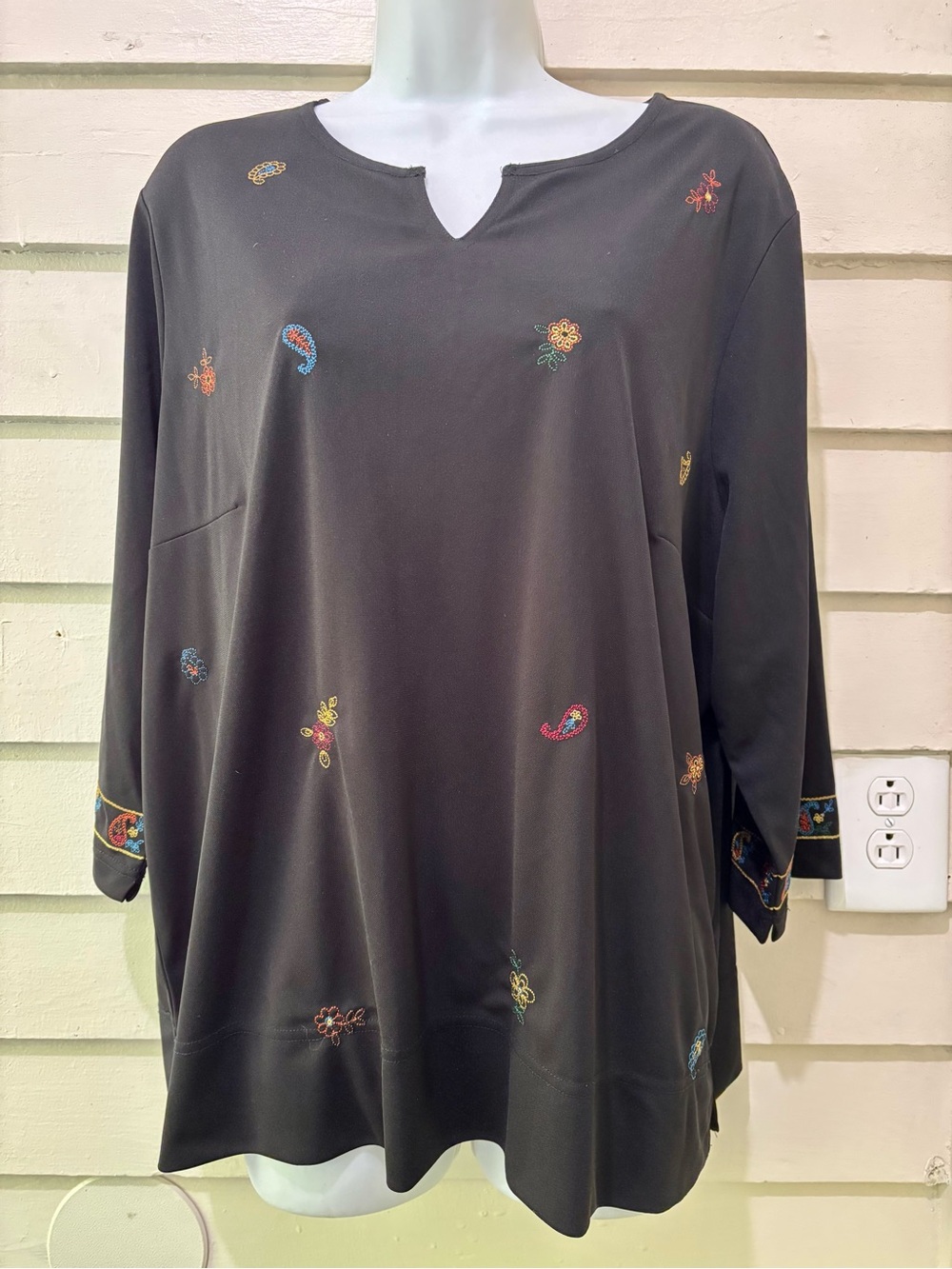 Pierre Cardin II Plus Size Floral Paisley Embroidered Notch Neck Tunic Top